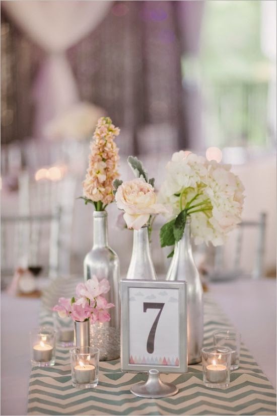 Centros de mesa para casamiento con botellas, frascos y flores