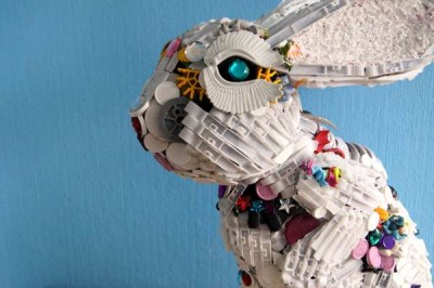Arte-ecológico-Esculturas-con-juguetes-reciclados-3-400x266