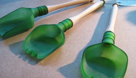 Herramientas-de-jardineria-y-utensilios-de-cocina-fabricados-con-botellas-de-cristal-recicladas-2