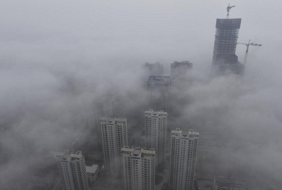 Edificios de Quindao, provincia de Shandong cubiertos por el humo de las fábricas