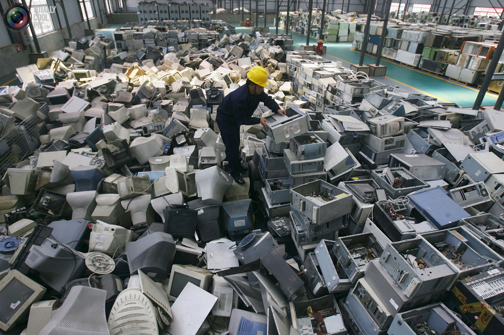 Trabajador-recicla-basura-electrónica