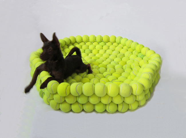 pelota3-hugh-hayden-tennis-ball-dog-bed-perro-pelotas-tenis1