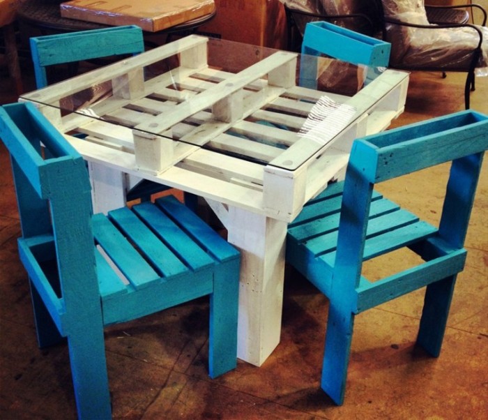 mesa-blanca-sillas-azules-palets-ideas
