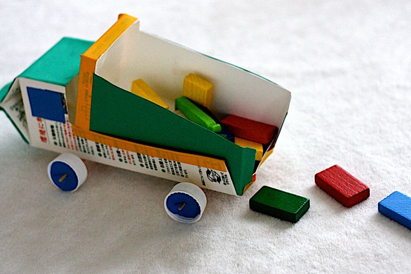 Cómo-hacer-un-auto-de-juguete-usando-materiales-reciclables
