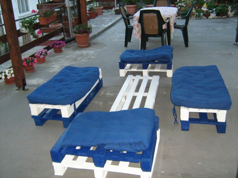 muebles-hechos-con-palets-cojines-azules