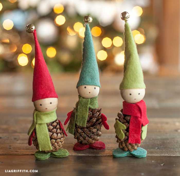 como-hacer-elfos-navidenos-con-pinas-de-pino-fieltro