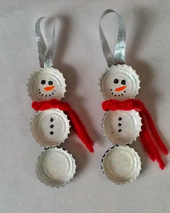 decoracion-navidena-2014-con-materiales-reciclados-munecos-de-nieve-con-chapas-de-botellas