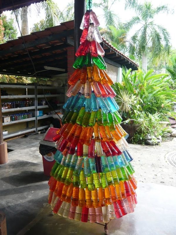 decoracion-navidena-con-materiales-reciclados-arboles-de-navidad-botellas-600x800